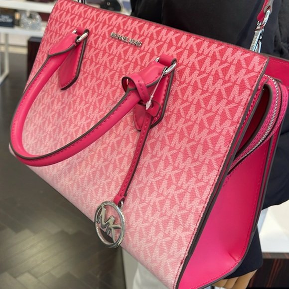 Michael Kors Sheila Medium Signature CZ Logo Satchel Crossbody Center Zip 
NWT - Picture 14 of 16